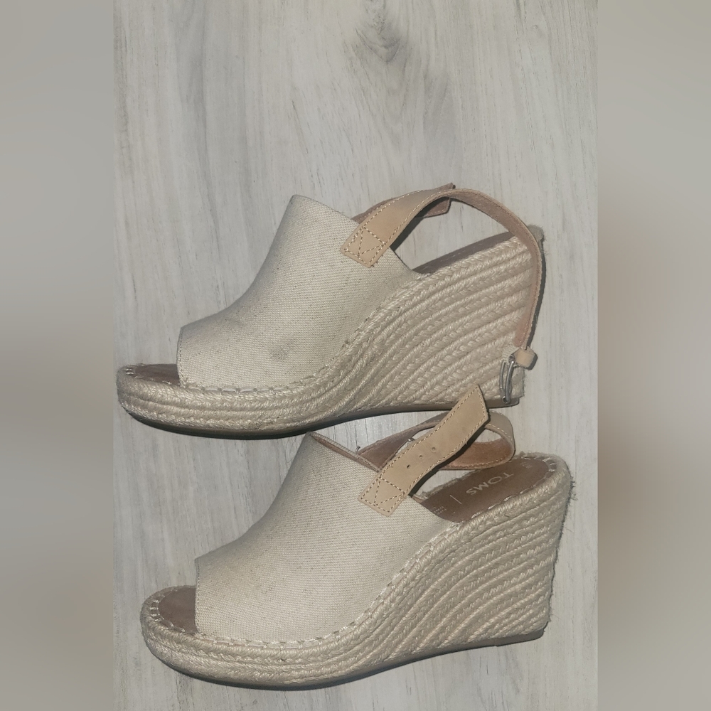 Size 7.5 womens Toms heels
